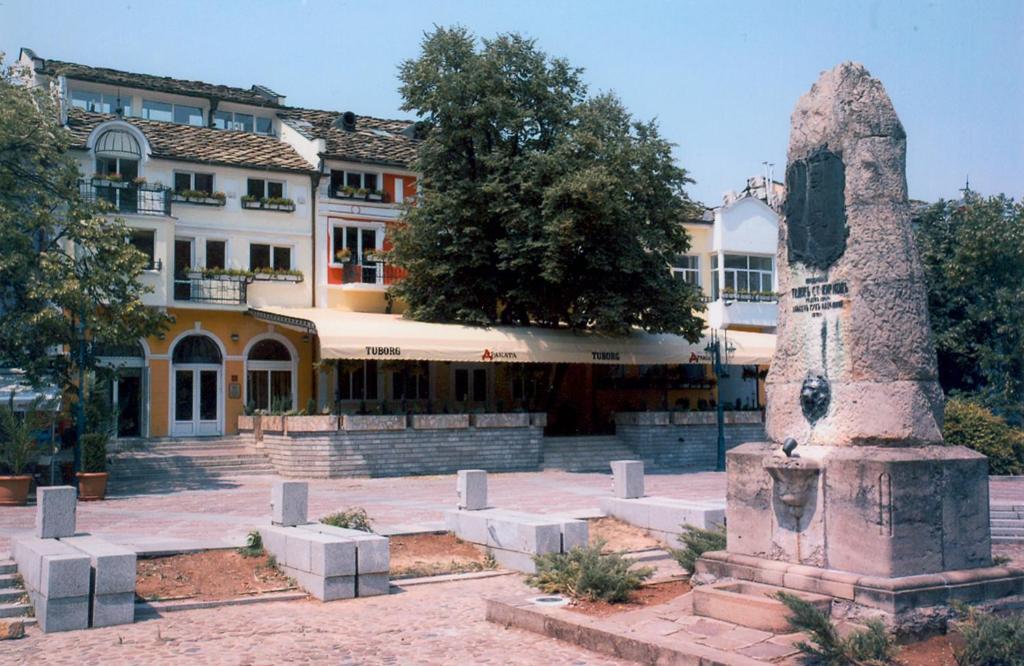 Hotel Varosha Łowecz Zewnętrze zdjęcie